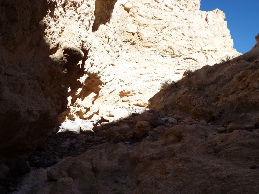 Continuing up canyon beyond the dry fall into an area that was more enclosed: