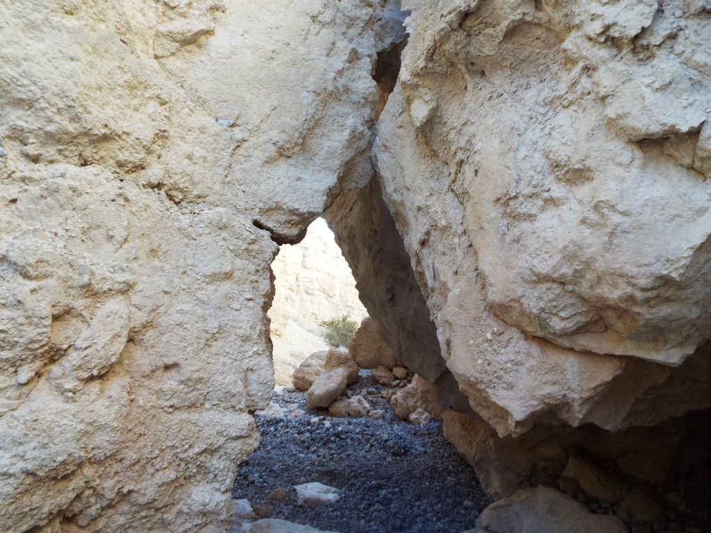 The backside of the 1st false natural bridge looks even more impressive: