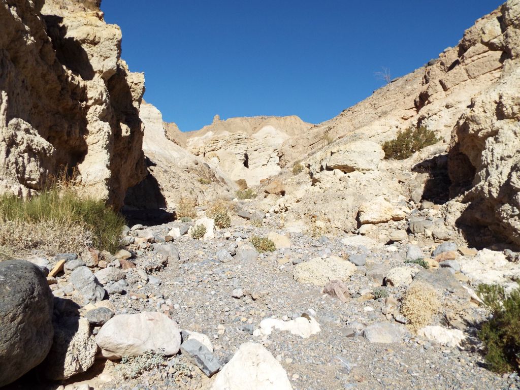 Passing through a brief area where the hillsides finally slope down into the wash, thus allowing for potential exit points: