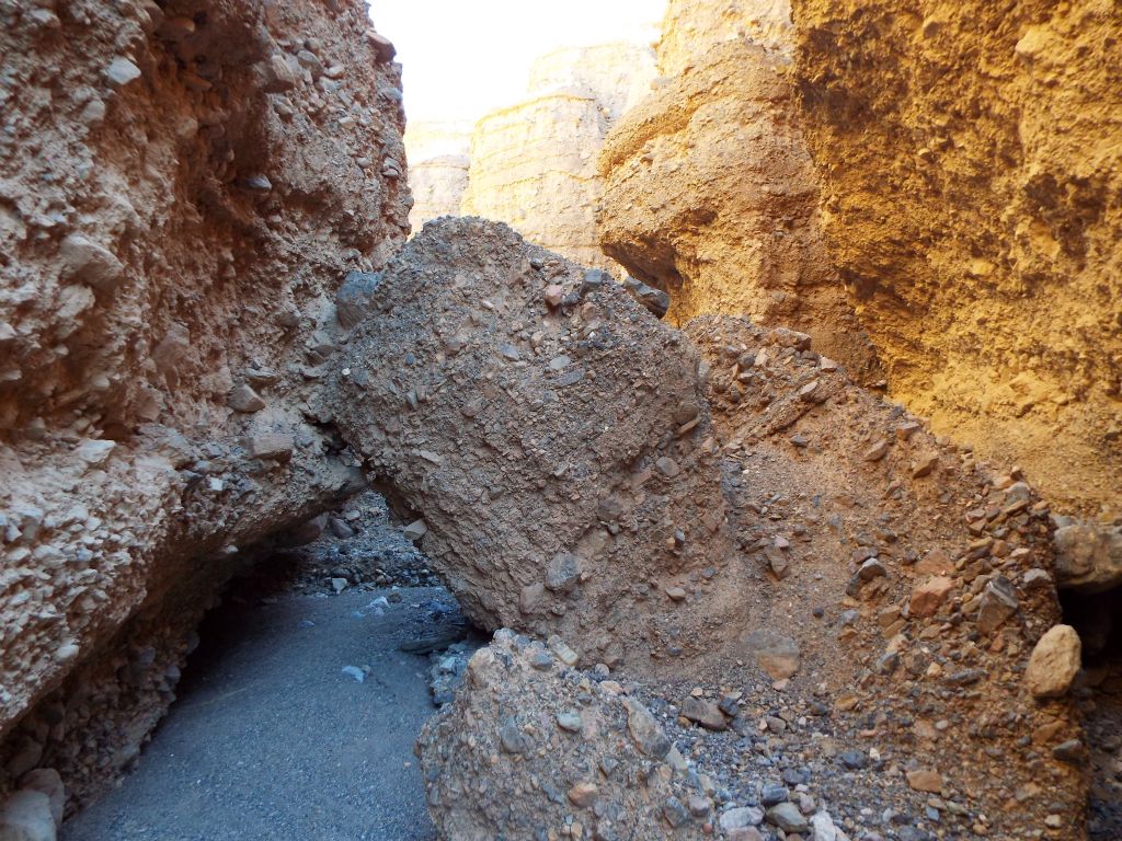 The 3rd false natural bridge is simply another giant boulder which is leaning on the left side canyon wall: