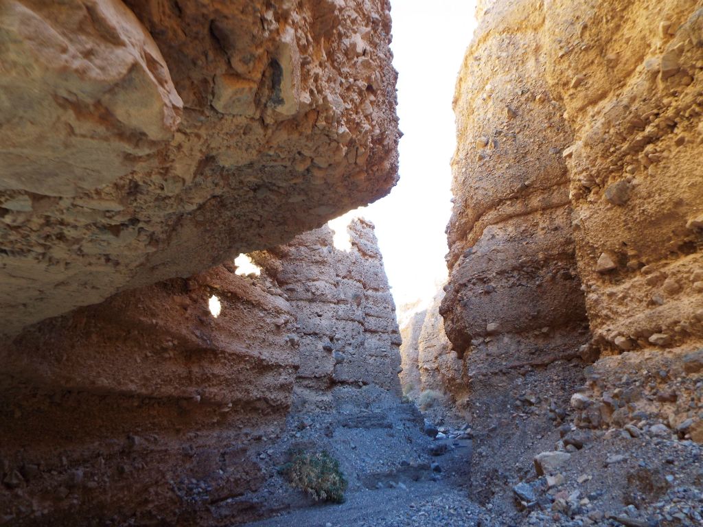 Yet another huge overhang block with tons of rock seemingly supported over thin air: