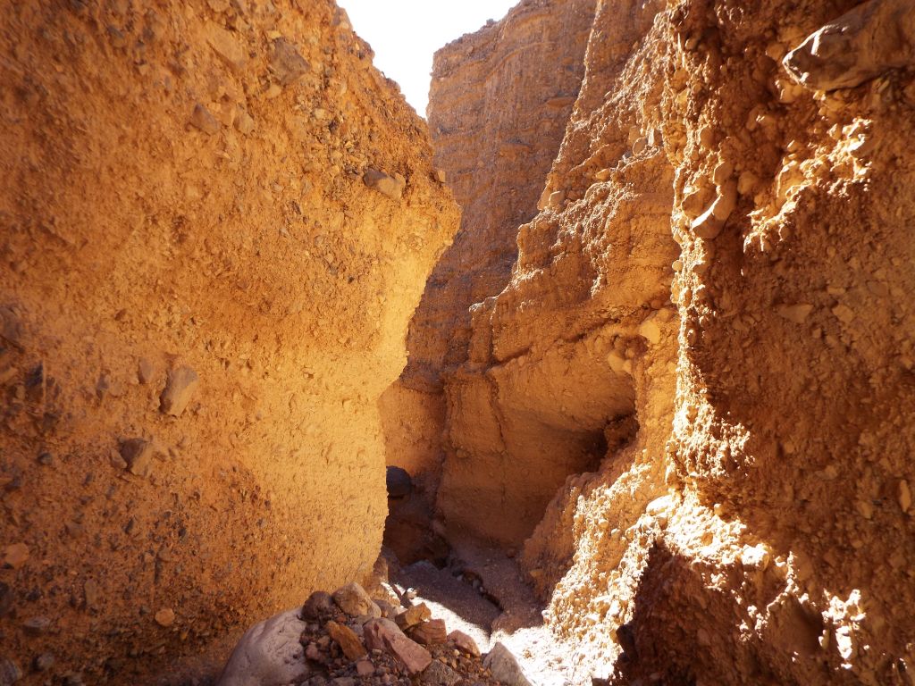 Also, there was no sign of the white cliffs and conglomerate rock that was found in CB MSC.  The walls here were mostly tan and would glow a shade of yellow with assistance from the sun: