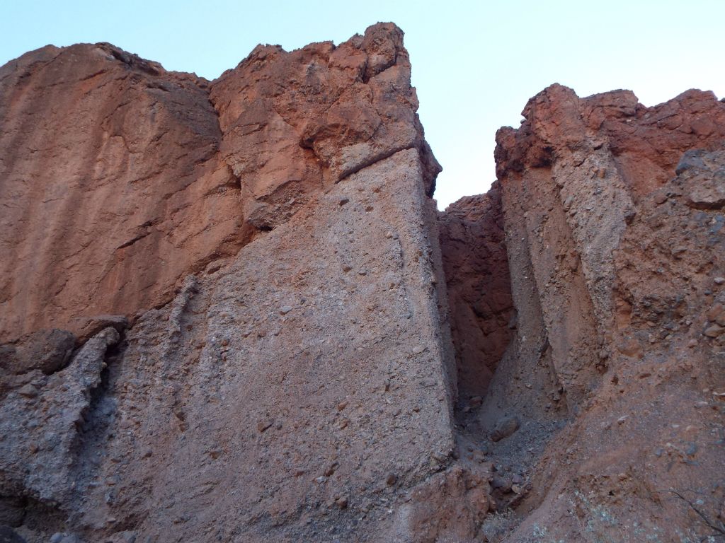 Very impressive rock walls in the early canyon: