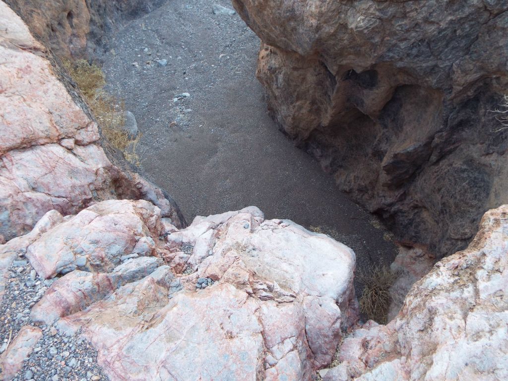 Once back in the canyon, I went and looked over the edge.  Note the pretty rock coloring: