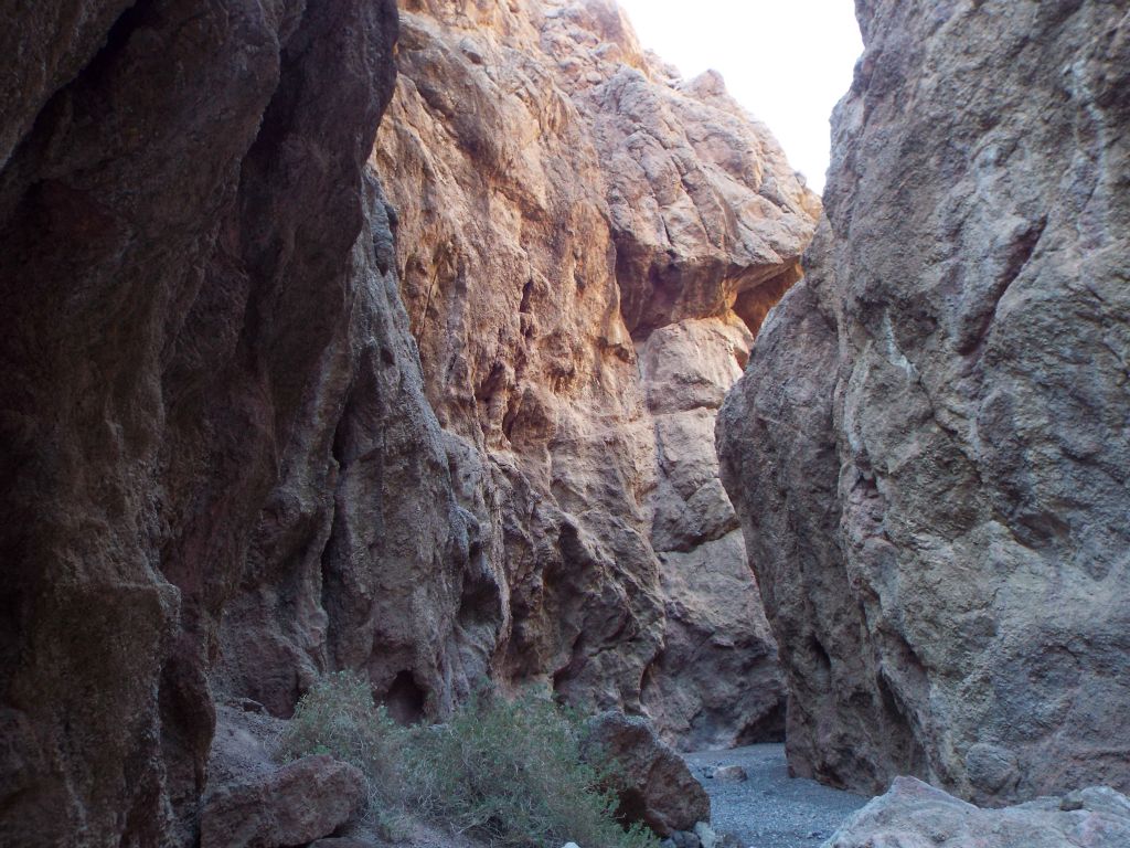 A very nice picture showcasing a dramatic turn in the narrows: