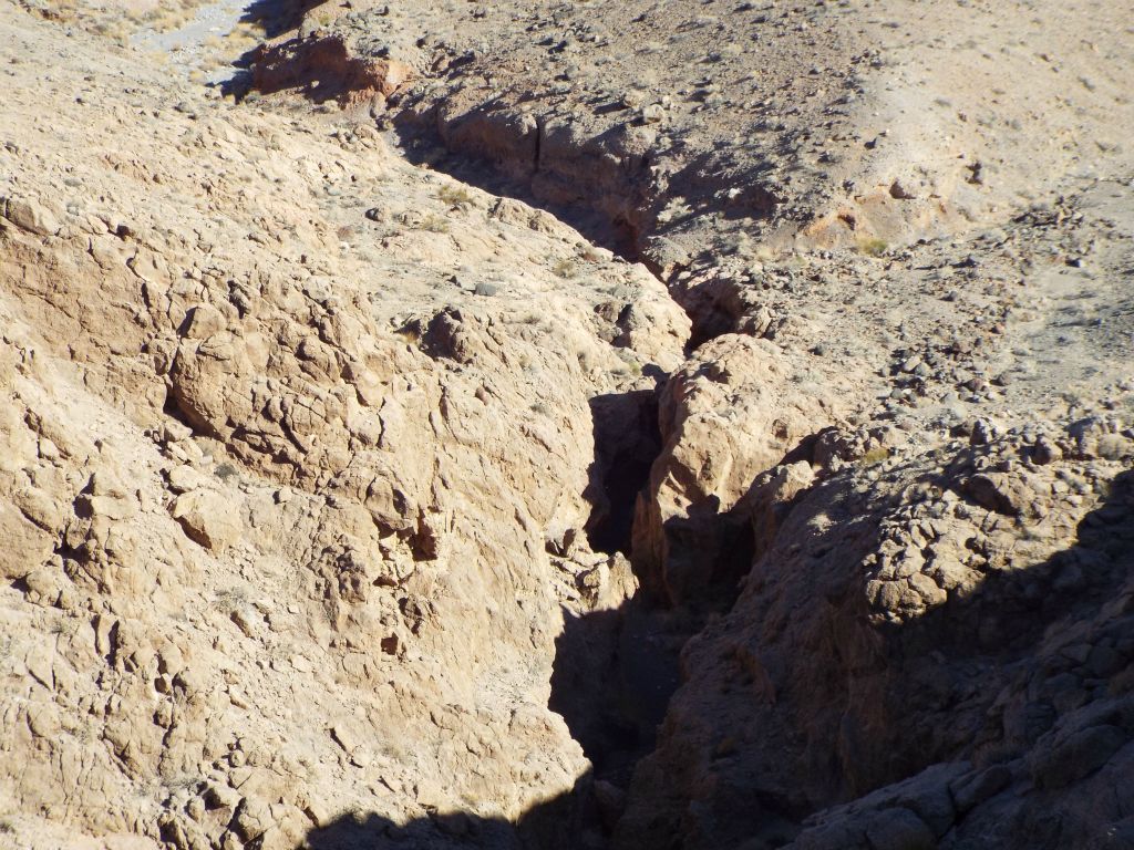 I kept working my way around the ridge until I found a place to drop back into the canyon past the shallow narrows seen in this picture: