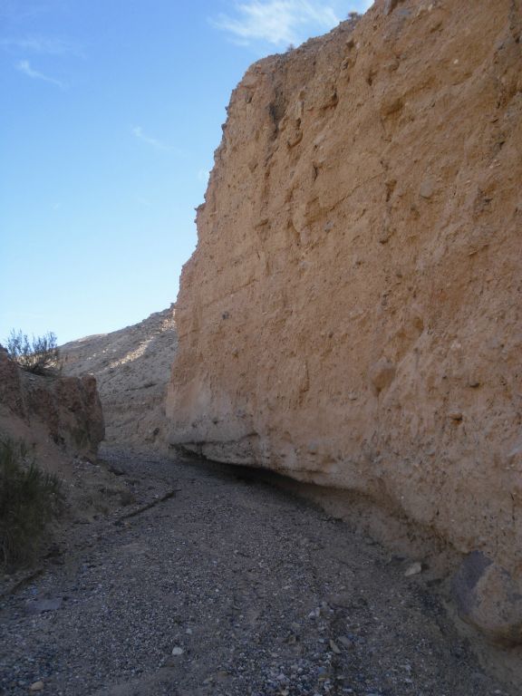 A fairly large conglomerate rock wall on the right side: