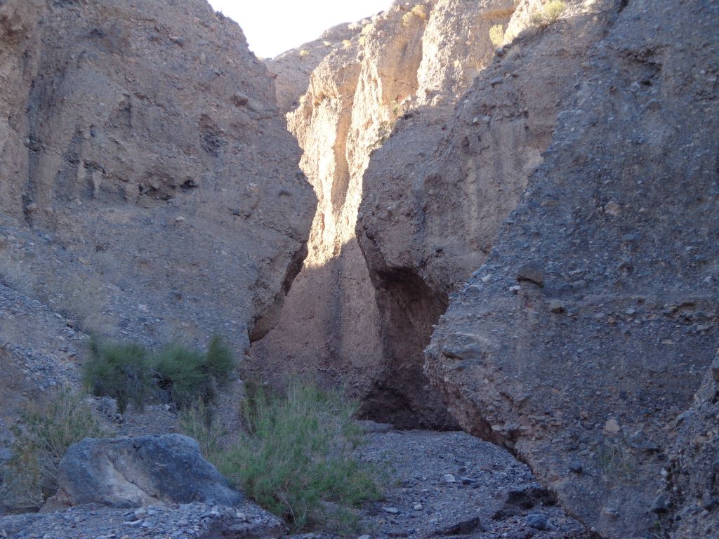 I have now passed the final wide open area and the canyon will stay narrow the rest of the way to the bridge: