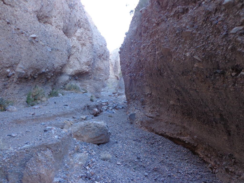 The wash became much easier to walk on as I progressed farther up the canyon: