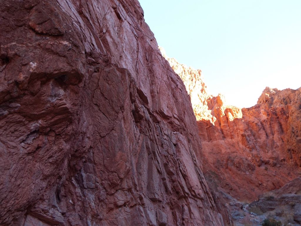 Looking along the same red wall but in the opposite direction up canyon: