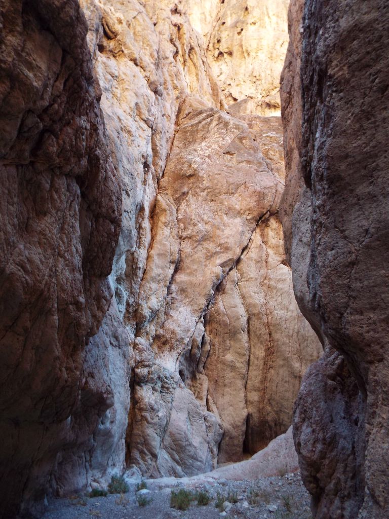 The walls continued to be very close together as we kept progressing down the narrows: