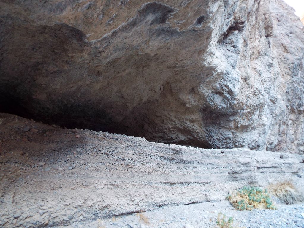 Notice this long gravel shelf which sits quite high above the wash: