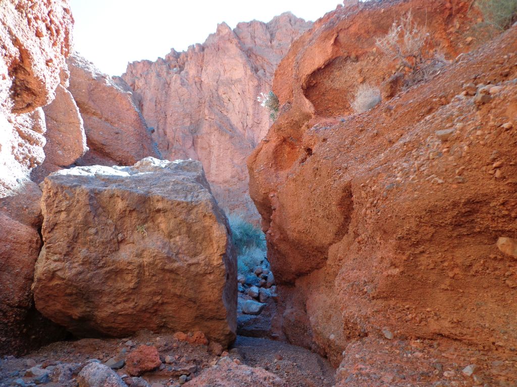 The slot narrows come to a close at the end of this small passage between the canyon wall and fallen boulder: