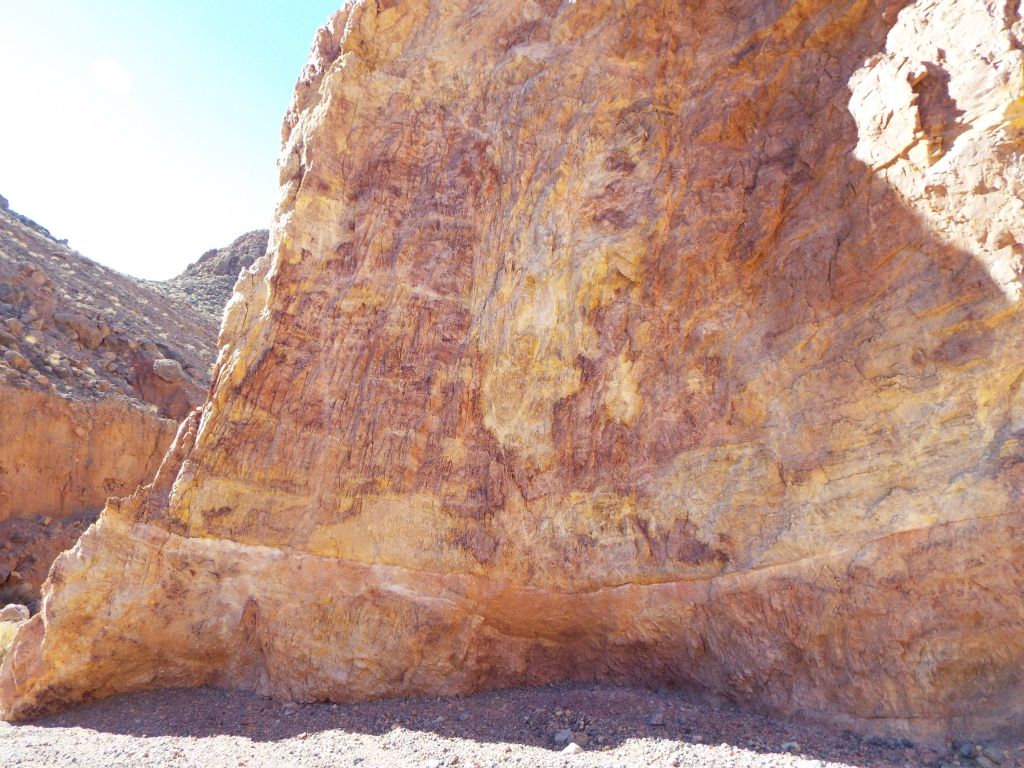 The colors of this rock wall were really fascinating to check out: