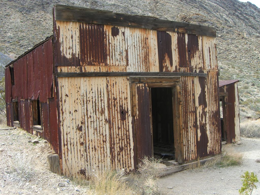 According to available information, this building is the old Leadfield post office: