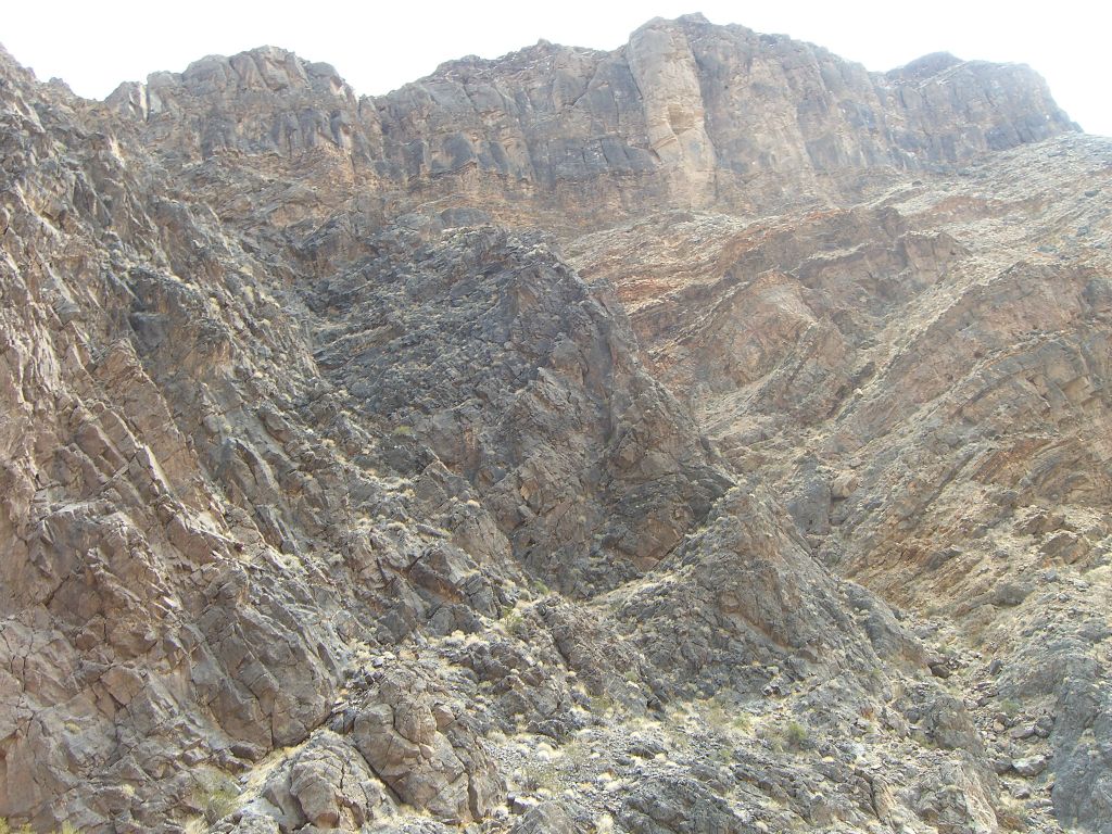 Soon, the higher peaks above the canyon walls become quite scenic: