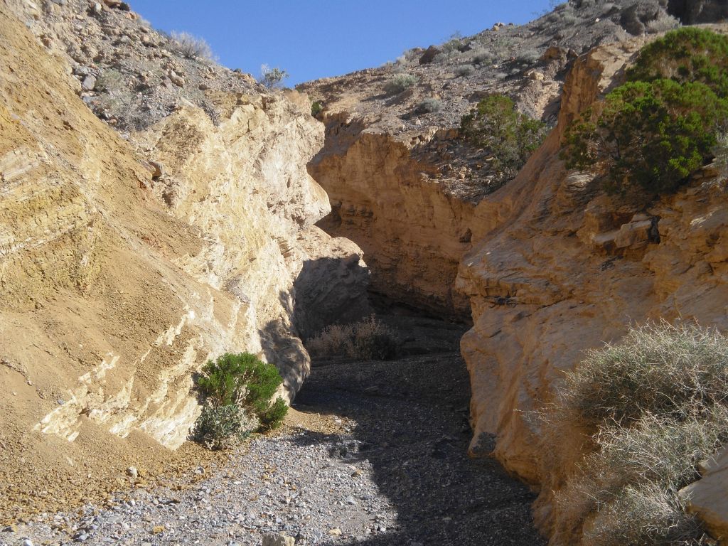 The 1st narrows of Tunnel Bridge Canyon start very close to the mouth of the canyon: