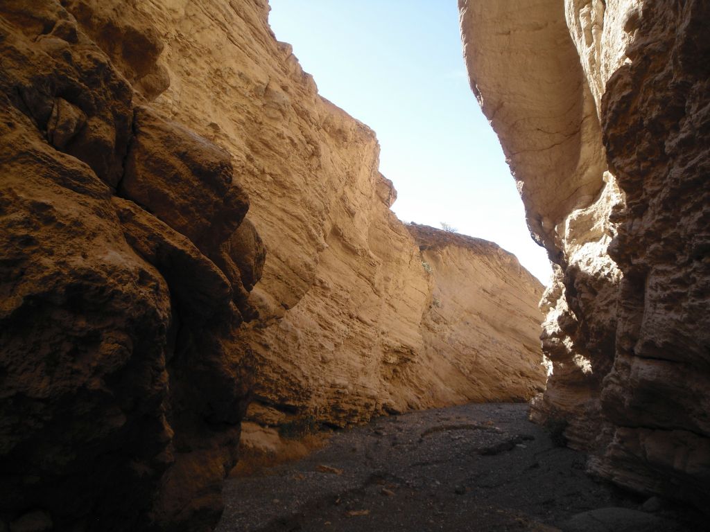 The walls started growing higher the farther we got into the narrows: