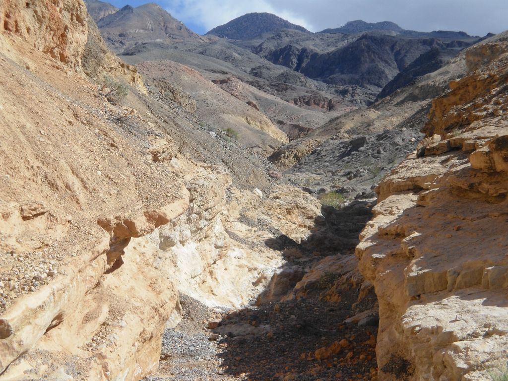 Getting close to the mid-canyon point now with more Grapevine minor peaks in the distance: