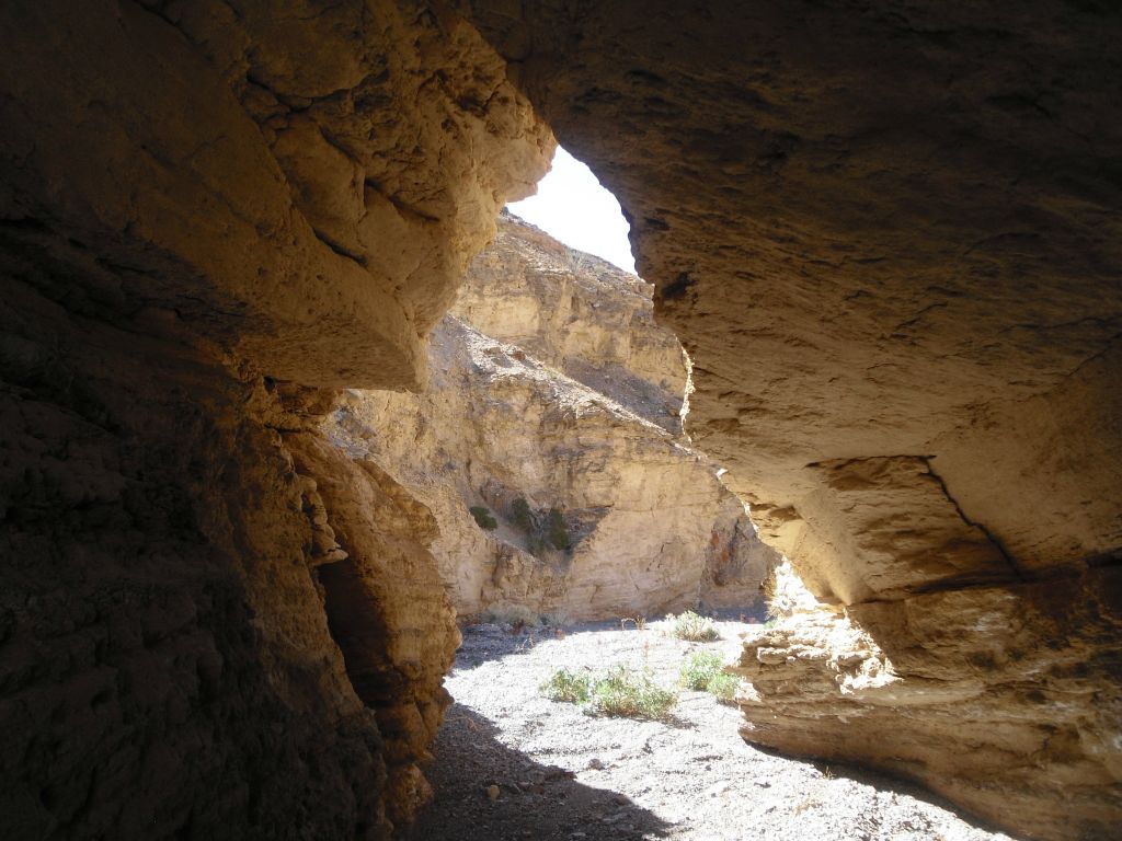 Now inside the tunnel-like natural bridge, this picture is taken looking back out the entrance: