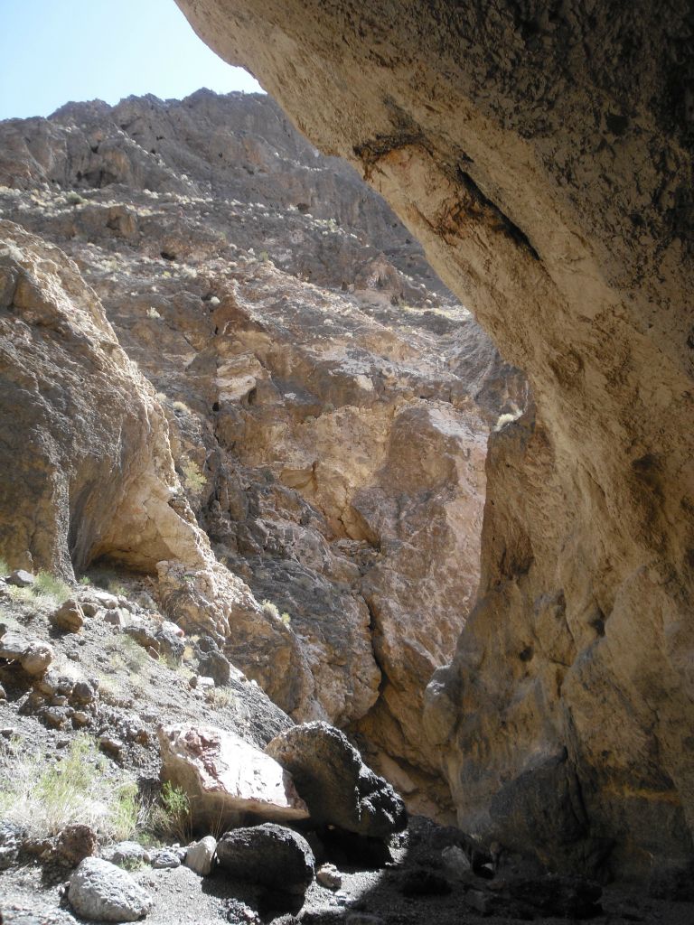 Overhanging rocks and walls were a common sight in Tunnel Bridge Canyon: