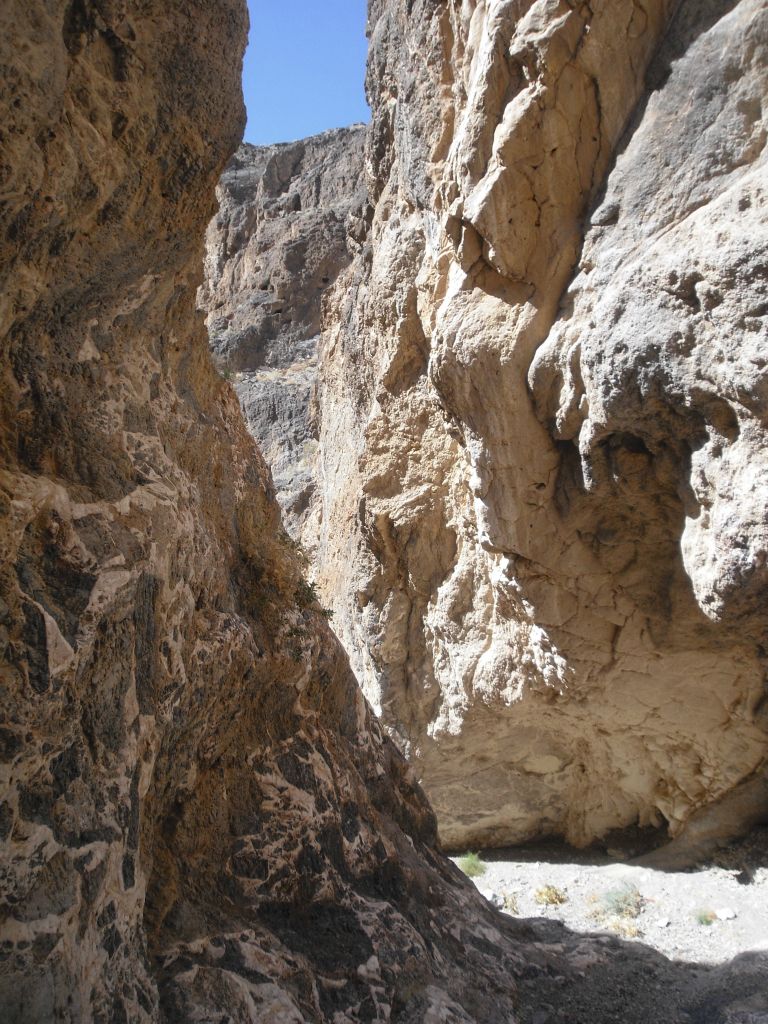 While Charlie was checking out the canyon above the dry fall, I headed back down in between the 5th and 6th dry falls to document the canyon better: