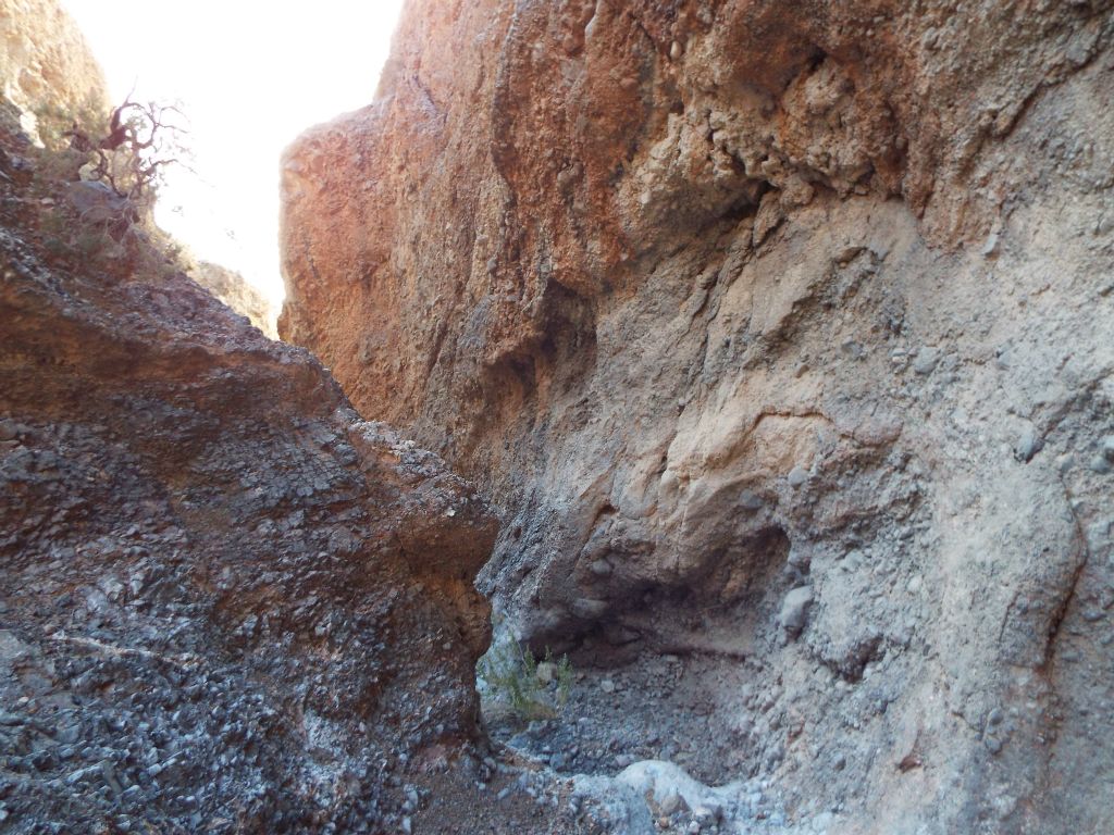 The canyon continued to have a very steep descent through this area: