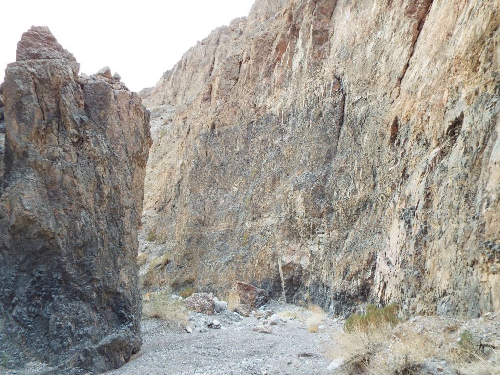 At basically the same exact spot where my hike from 9 months ago stopped, we found a way to drop from the rim back down into the canyon: