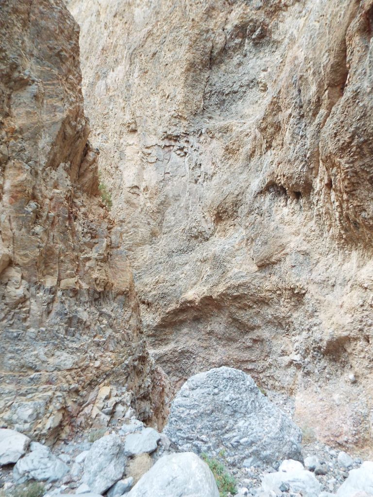 Immense vertical height on both sides at a turn in the canyon: