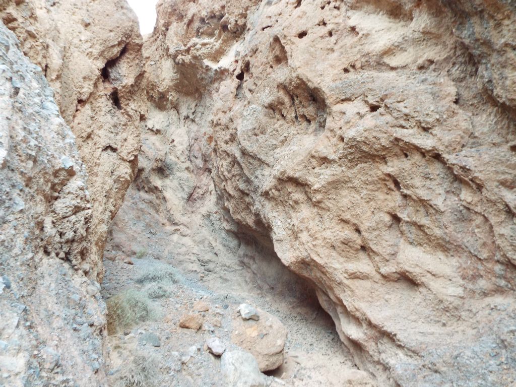 Above the rockslide area, we entered some true slot narrows: