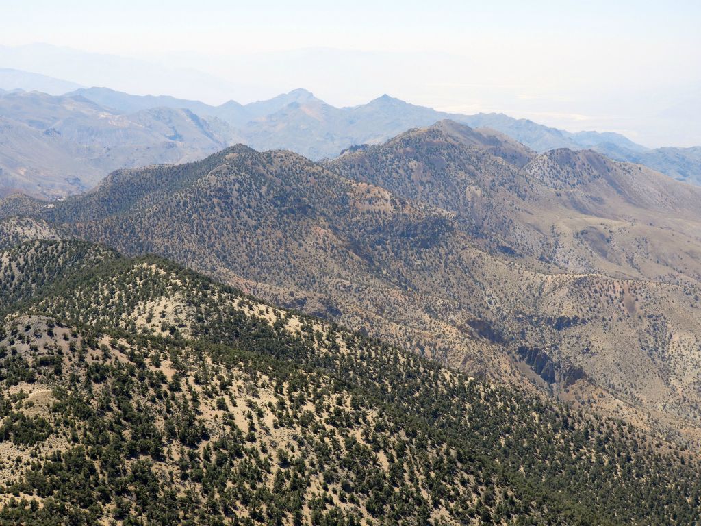 View a little bit more to the south, showing how the Grapevines drop off to the west:
