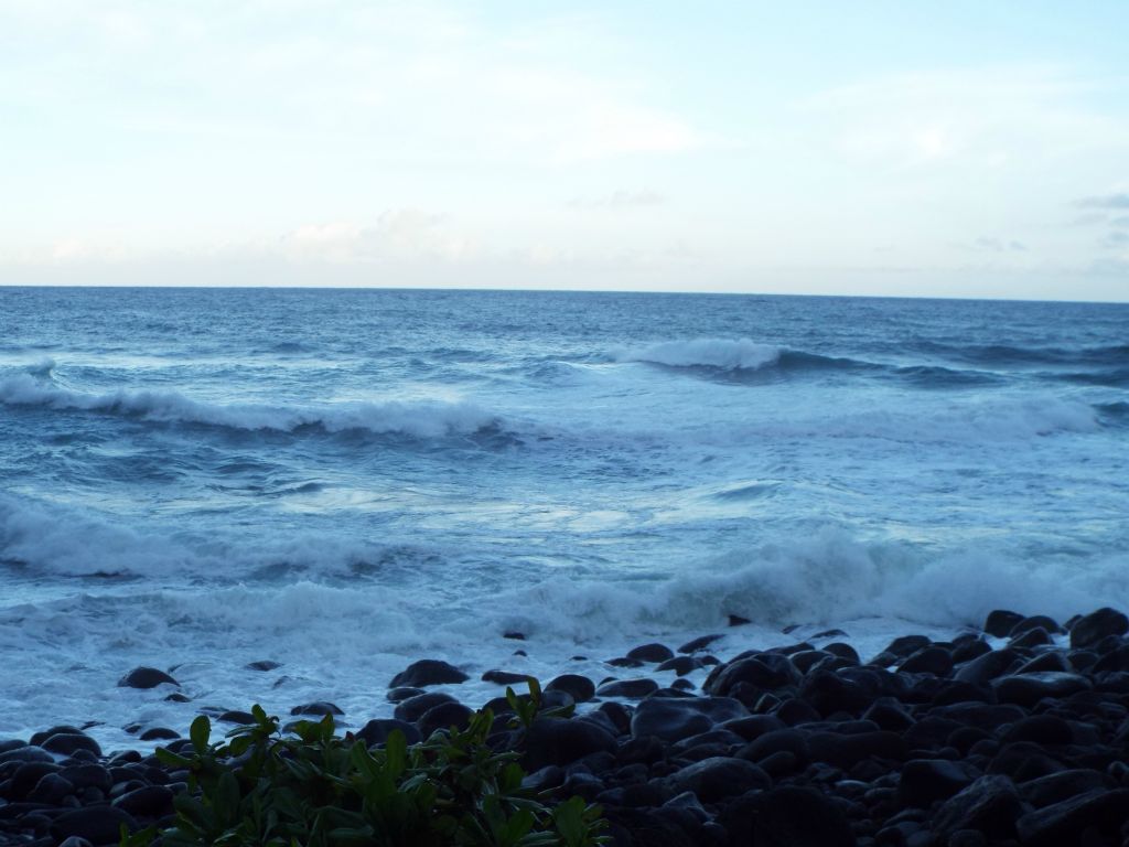 Looking out at the waves breaking close to Hanakapiai Beach: