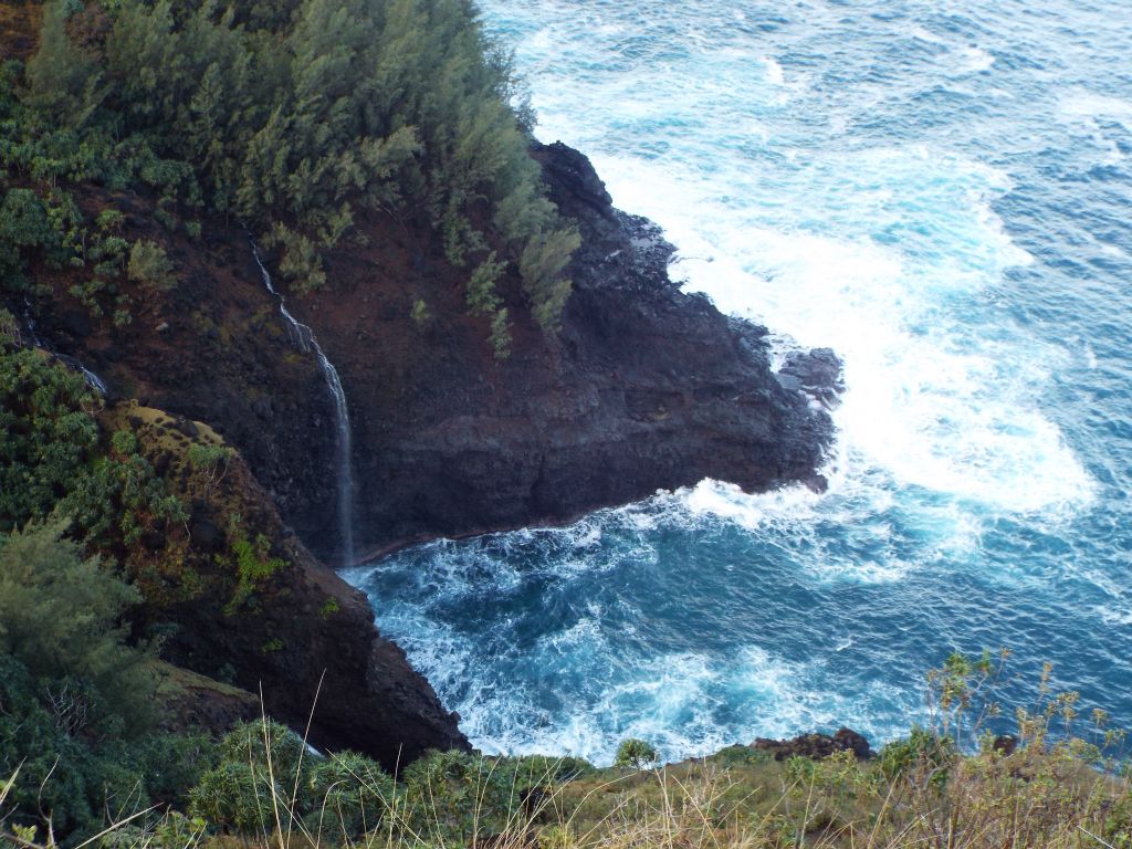 Small streams pour over tidefalls into the ocean: