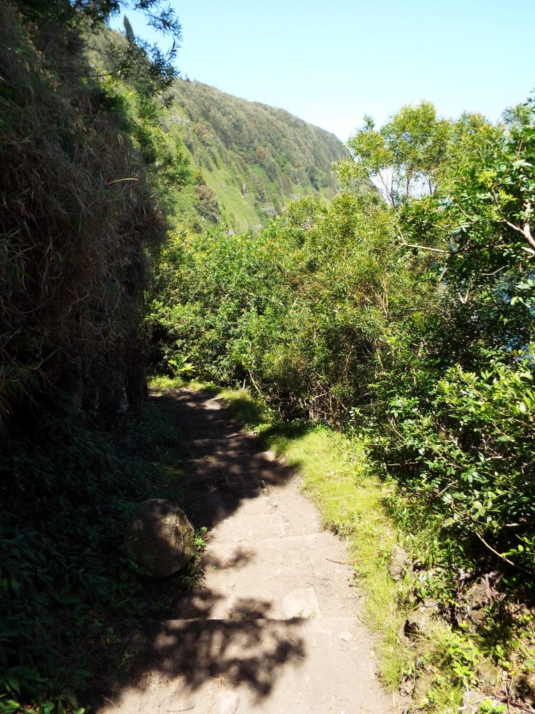 The trail is just stunningly beautiful from beginning to end with such grand views in both directions while hiking along the cliffs: