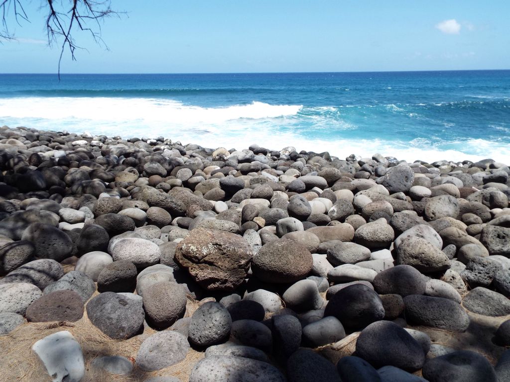The first beach area encountered is covered by round boulders which have been smoothed out by water and crashing waves: