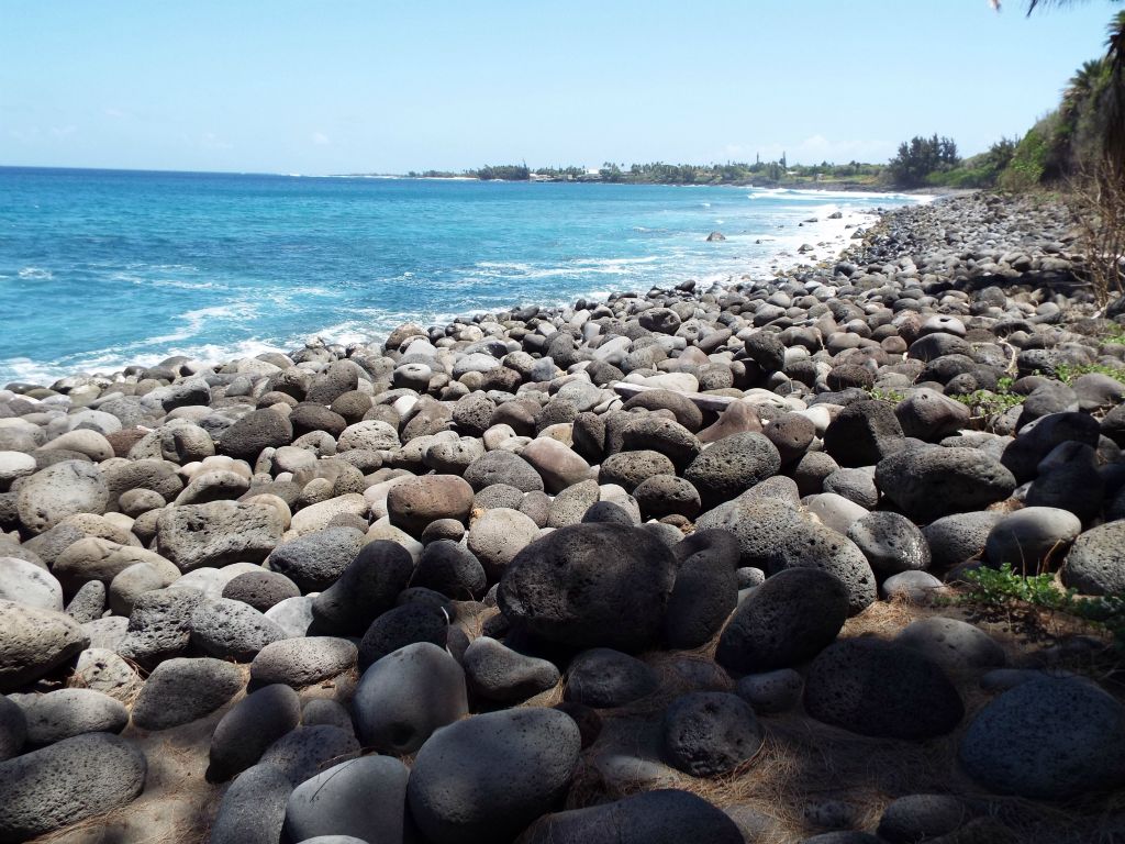 Looking to the east far down the beach, round boulders can be seen for quite a distance: