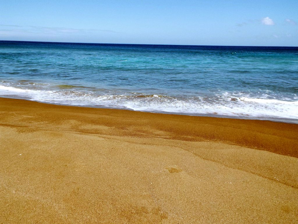 With the right lighting, the glistening sand shows off remarkable coloring: