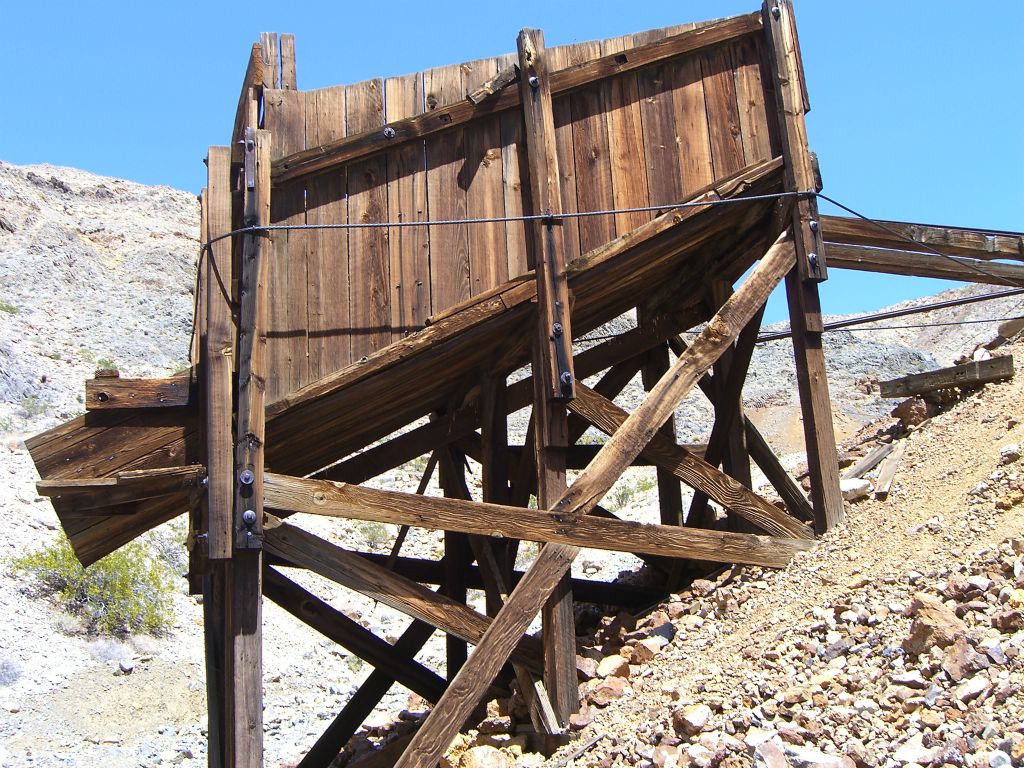 Side view of the ore loading structure: