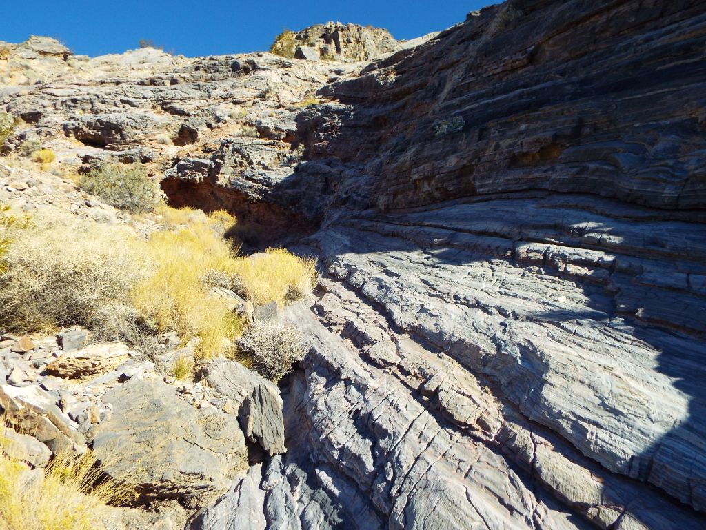 This shows the small canyon wall behind the arch on the right side.  The canyon is very short and thus this formation was named an arch and not a natural bridge.  But it was close.  I don't think too many people would have objected if I had named it a natural bridge, but I truly think it should be called an arch: