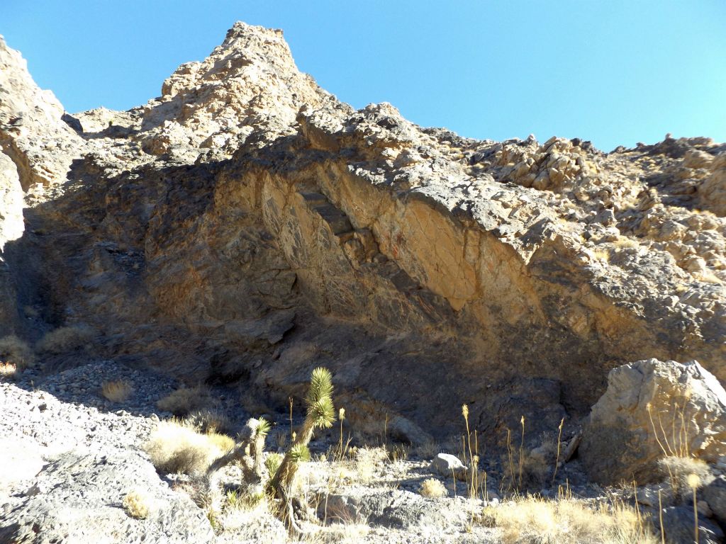 A giant flat slab of rock has been left behind here: