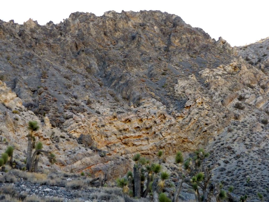 This rock hillside in front of us was quite interesting and colorful with a sharp contrast between the top and bottom halves: