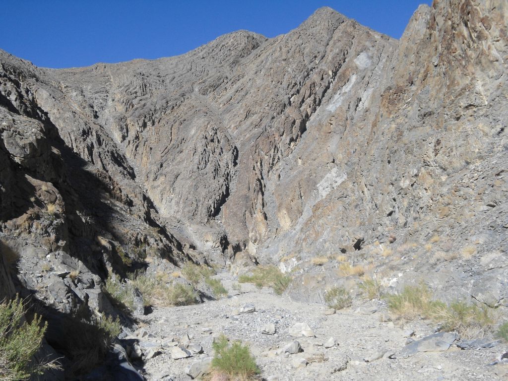 Also, there were high peaks all around which added a lot of character to the canyon: