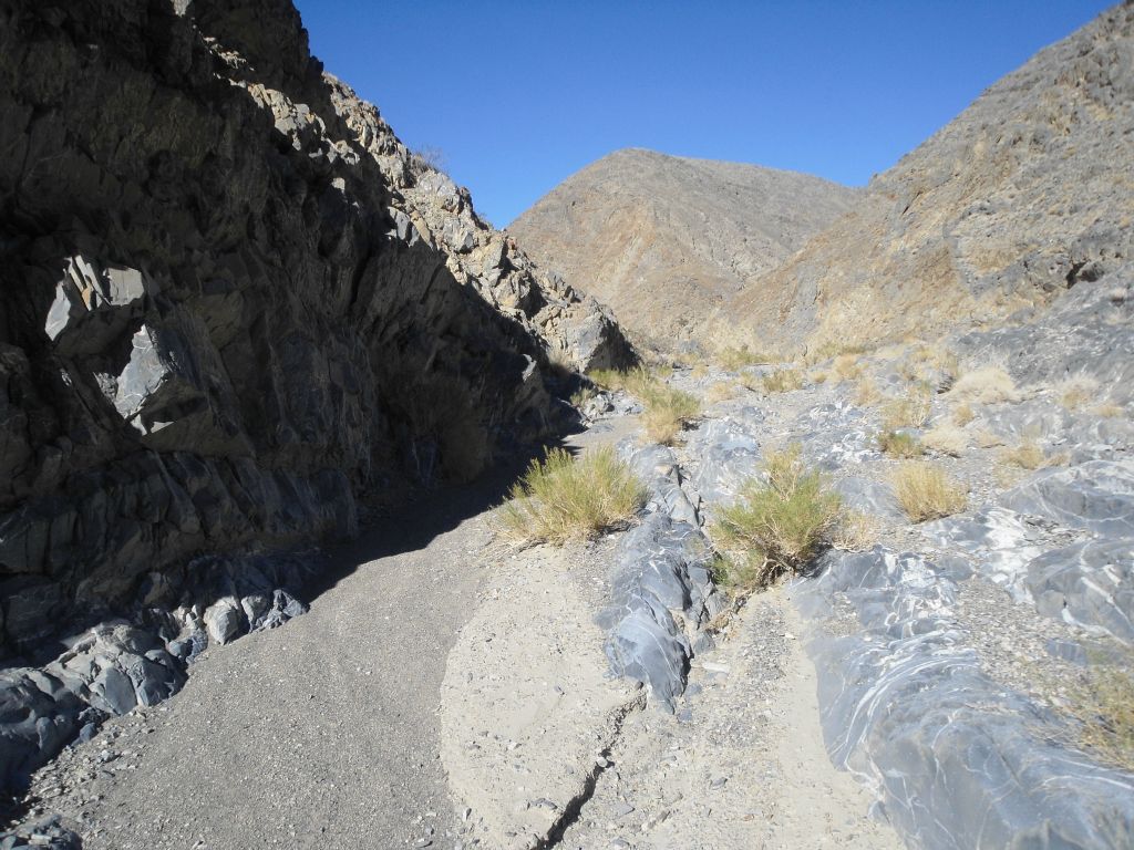 Passing by a beautiful canyon wall on the left side: