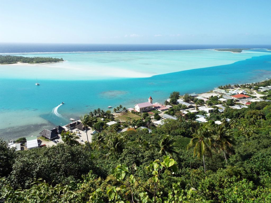 Looking out at the long shallow portion of the lagoon in between Motu Tuanai (left) and Motu Tiapaa (right):