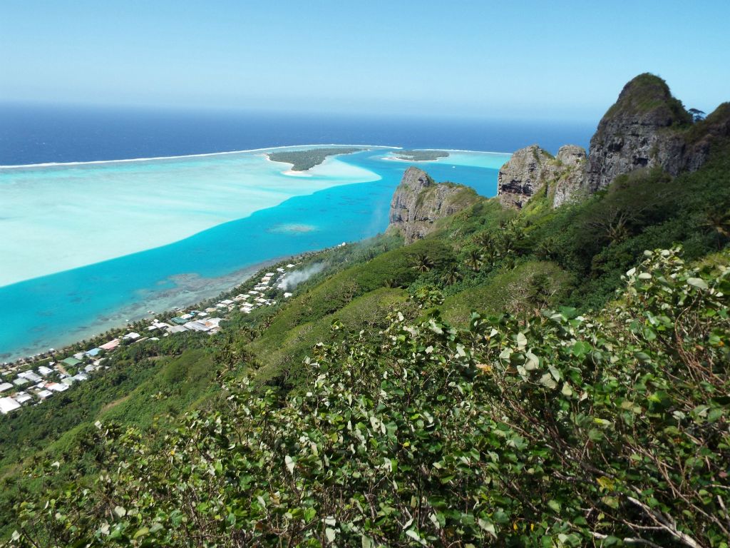 The view to the south toward Onoiau Pass is the most impressive: