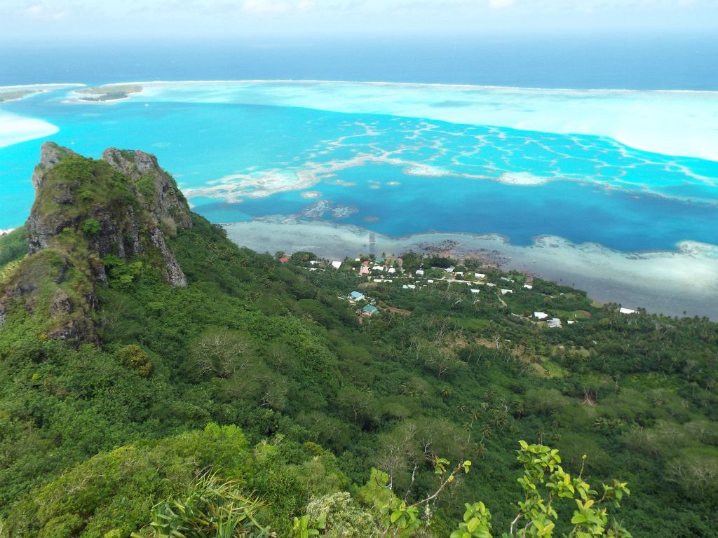 There are no motus located on the southwestern side of the reef which encloses Maupiti's lagoon: