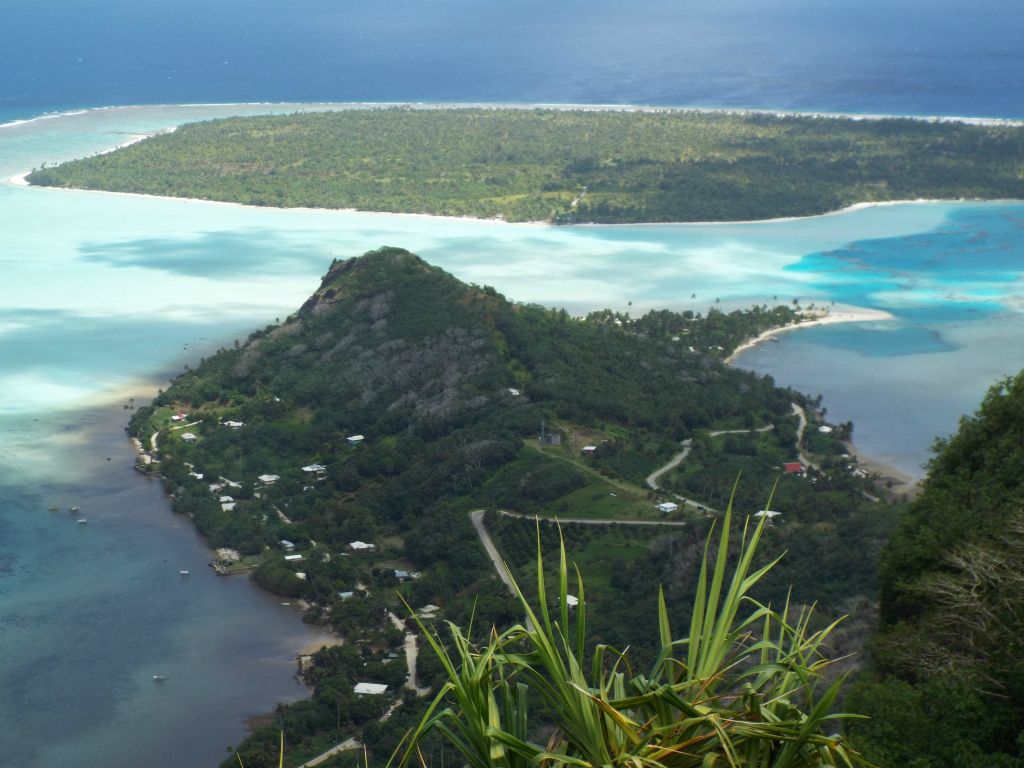 Beyond the peninsula, Motu Auira (the largest of Maupiti's five motus) is clearly visible.  Thus, all five major motus can be seen from the summit: