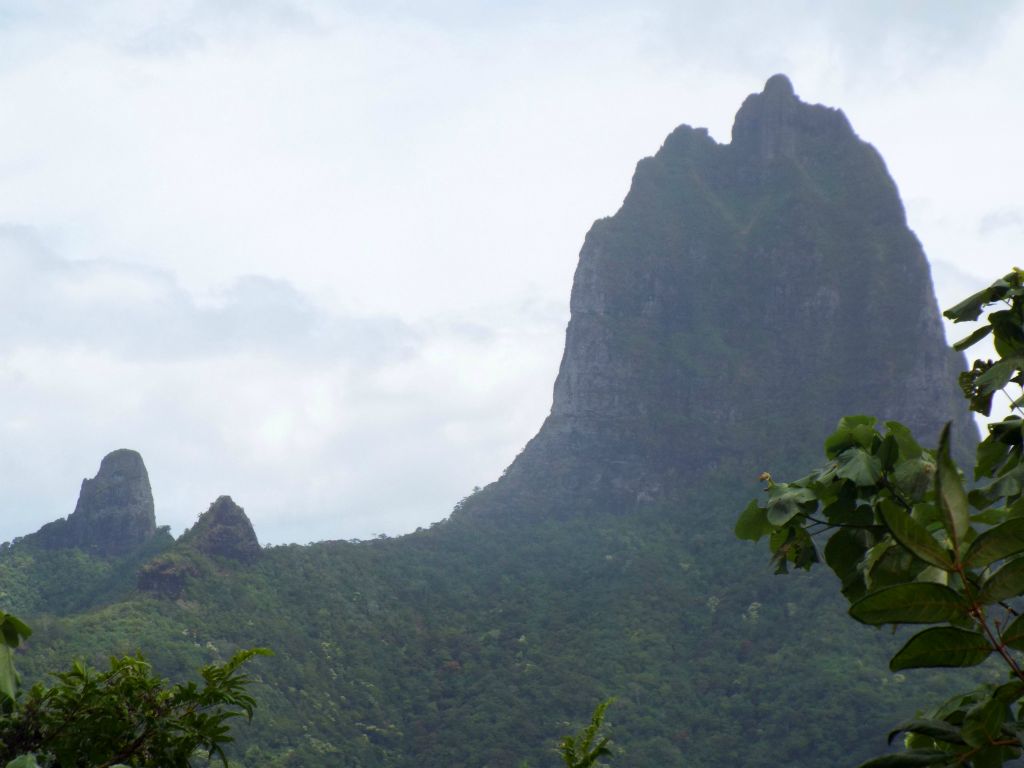 Now looking to the southwest, Mount Mouaroa comes into view: