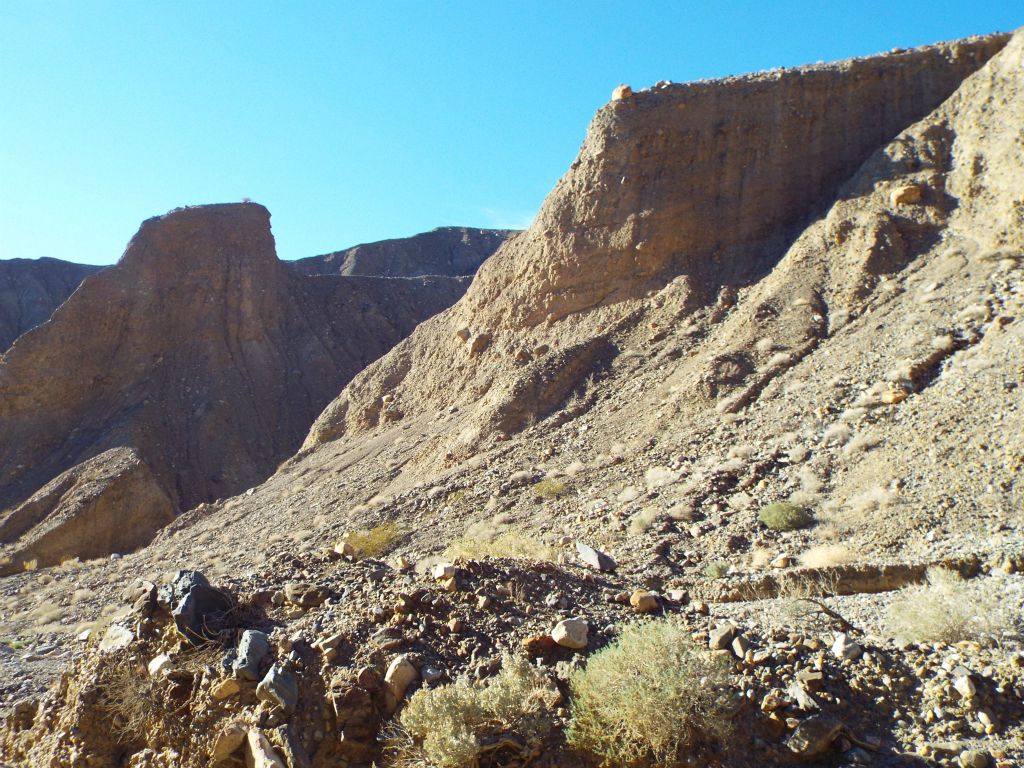 These small peaks rising up are a bit reminiscent of a small scale Monument Valley: