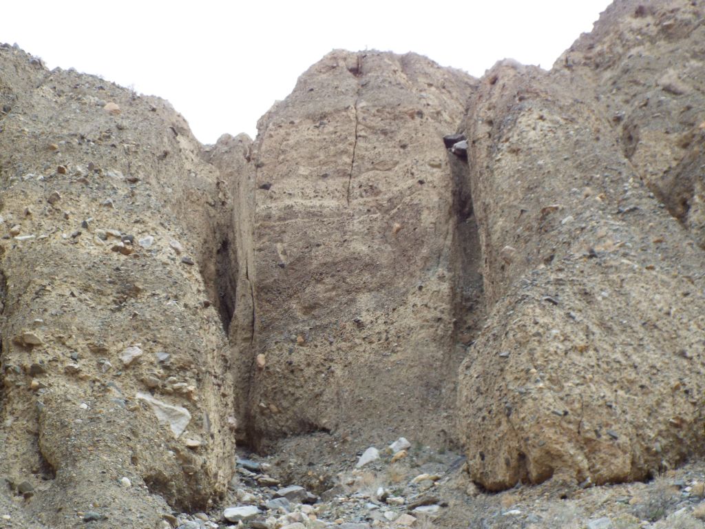 As we began hiking up the right fork, we noticed this potential short slot in the background (left side).  But we did not check it out.  If anyone reading this ends up doing this hike, please check out this slot for us and let us know what you find: